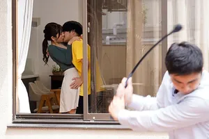 Vụng trộm với bố dượng mỗi khi mẹ đi vắng