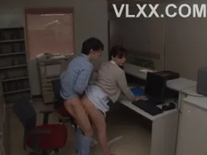 Thư ký người Châu Á để sếp quan hệ với cô ấy