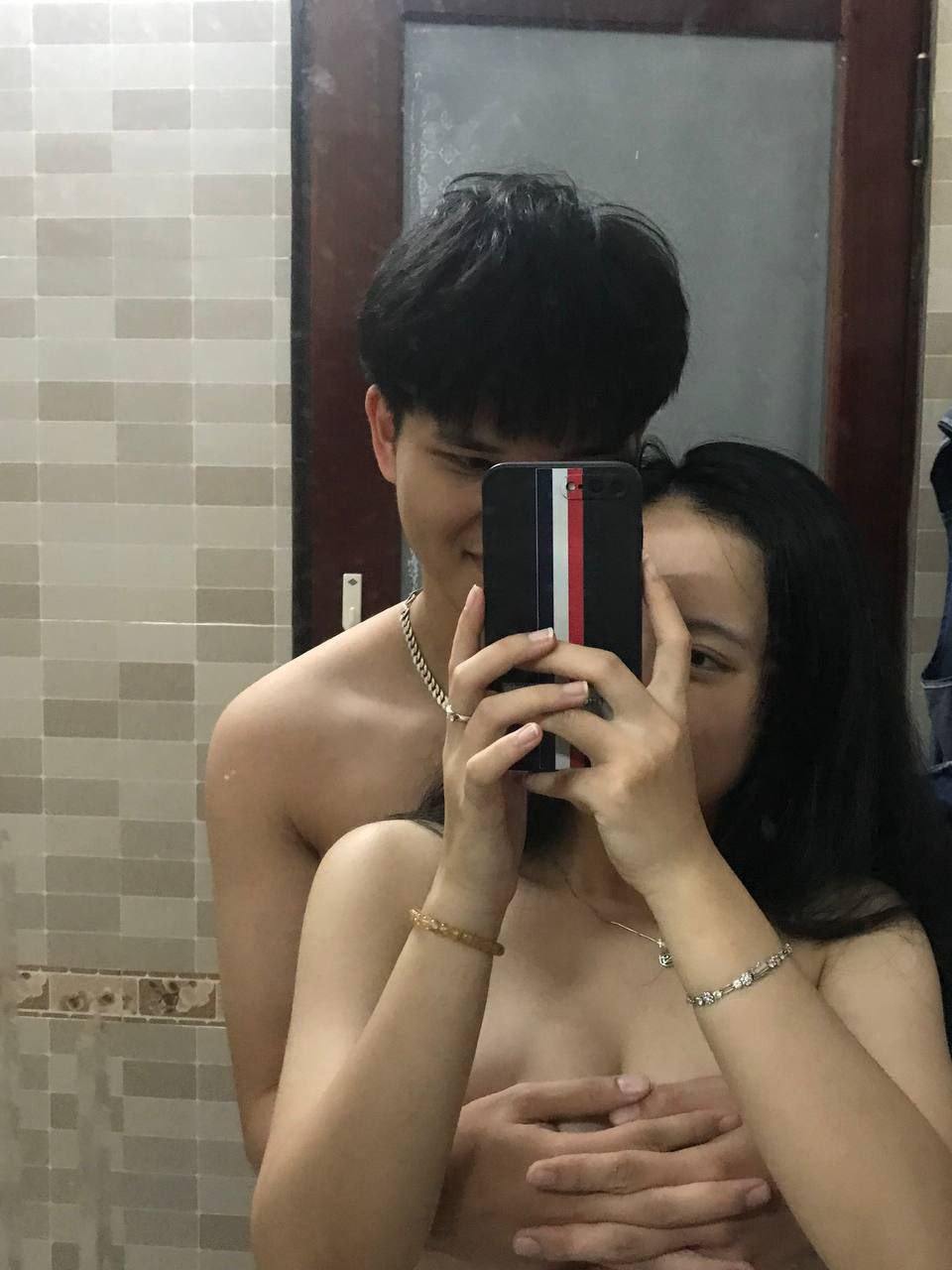 Những con đĩ da đen và da trắng chia sẻ một con cặc đen lớn